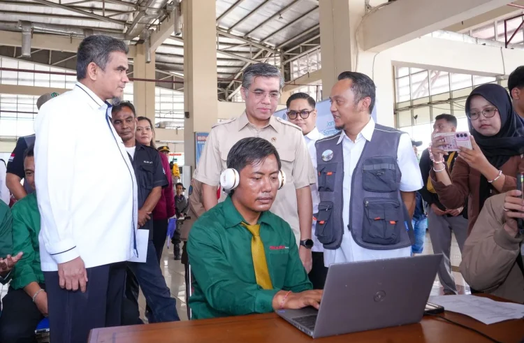 Menaker Yassierli Tinjau Posko K3 Mudik Lebaran 2026, Sopir Bus Diperiksa Kesehatan