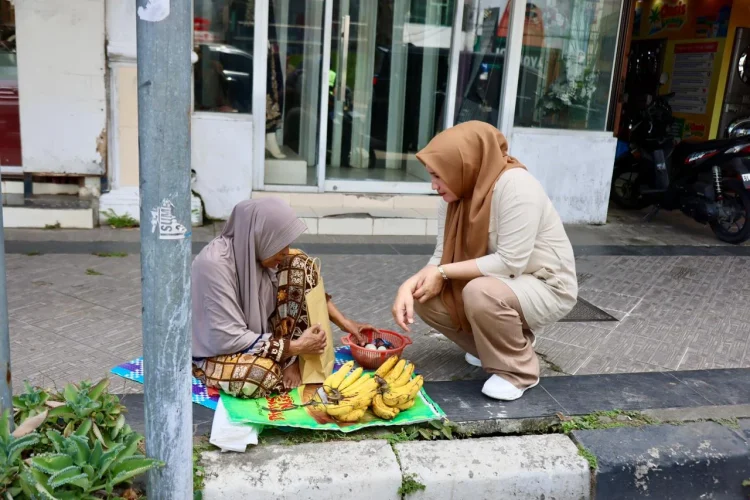 Sambut Idulfitri, Ketua TP PKK Aceh Bagikan Daging Meugang dan Borong Dagangan Warga