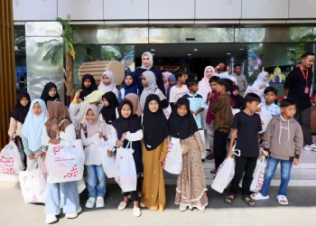 Senyum Anak Yatim Saat Diajak Belanja Baju Lebaran oleh Istri Gubernur Aceh