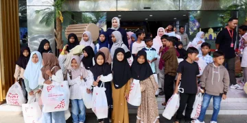 Senyum Anak Yatim Saat Diajak Belanja Baju Lebaran oleh Istri Gubernur Aceh