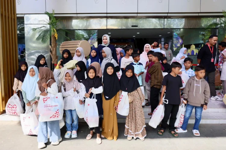 Senyum Anak Yatim Saat Diajak Belanja Baju Lebaran oleh Istri Gubernur Aceh