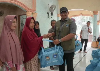 Safrizal ZA Serahkan Bantuan Peralatan Dapur untuk 600 KK Terdampak Bencana di Bireuen