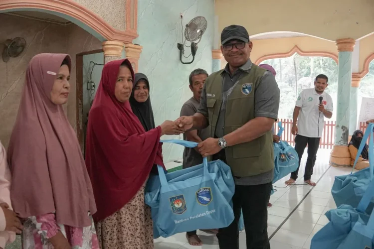Safrizal ZA Serahkan Bantuan Peralatan Dapur untuk 600 KK Terdampak Bencana di Bireuen
