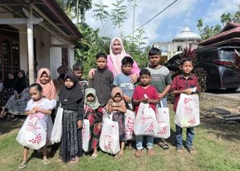 Jelang Idulfitri, Marlina Bagikan Santunan dan Baju Lebaran untuk Anak Korban Banjir