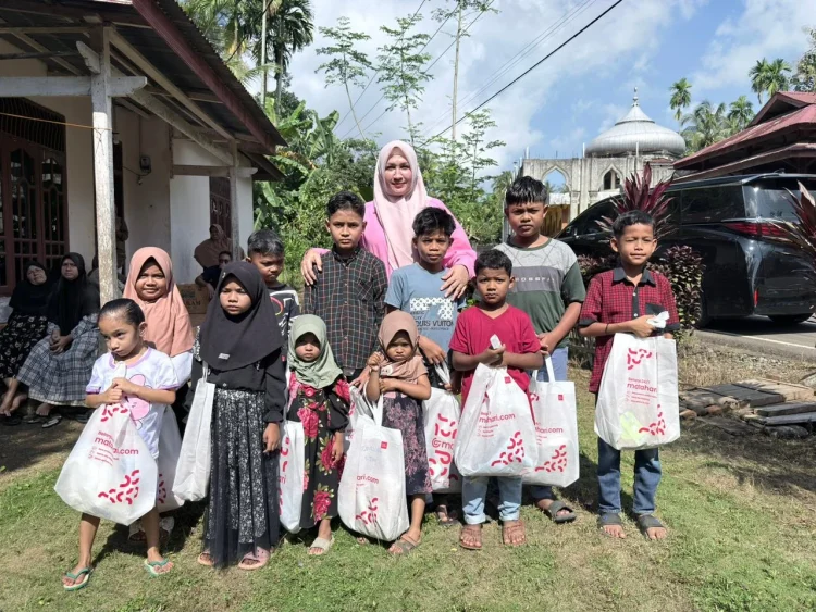 Jelang Idulfitri, Marlina Bagikan Santunan dan Baju Lebaran untuk Anak Korban Banjir