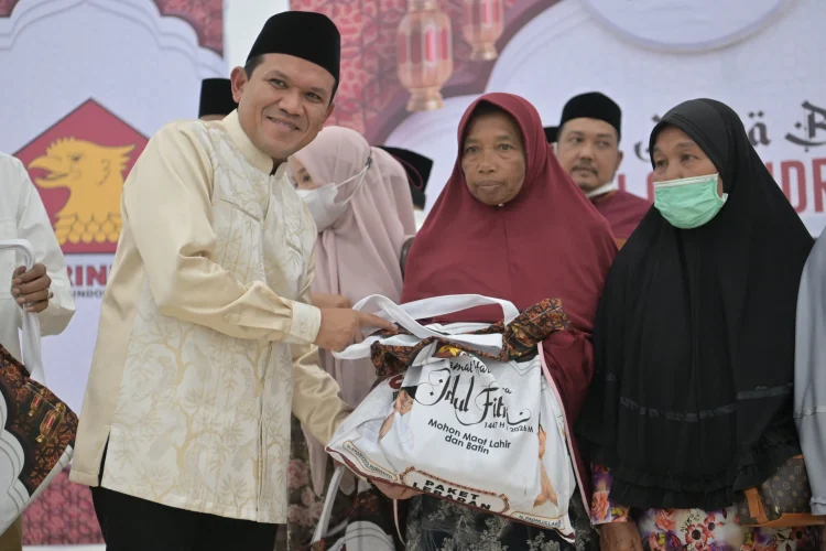 Buka Puasa di Huntara Pidie Jaya, Wagub Aceh Dengarkan Keluhan Warga Korban Bencana