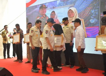 Wagub Aceh Dampingi Menko PMK dan Mendagri Salurkan Bantuan Rumah Rusak di Aceh Tamiang