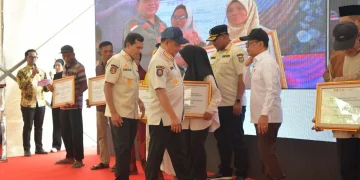 Wagub Aceh Dampingi Menko PMK dan Mendagri Salurkan Bantuan Rumah Rusak di Aceh Tamiang