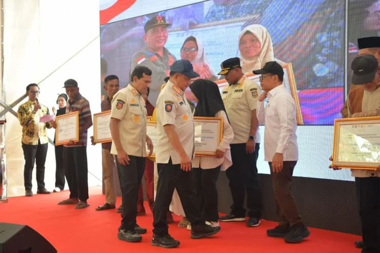 Wagub Aceh Dampingi Menko PMK dan Mendagri Salurkan Bantuan Rumah Rusak di Aceh Tamiang