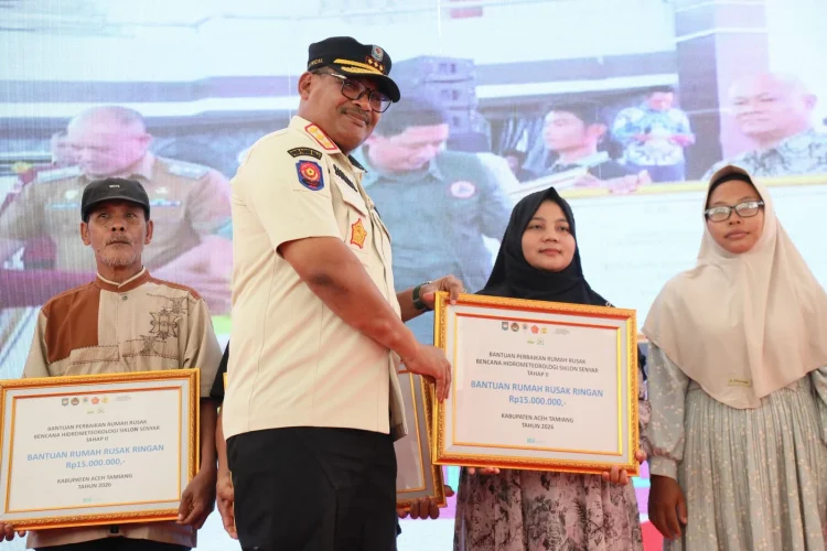 Kaposwil PRR Aceh Safrizal ZA Dampingi Mendagri dan Menko PMK Serahkan Bantuan di Aceh Tamiang