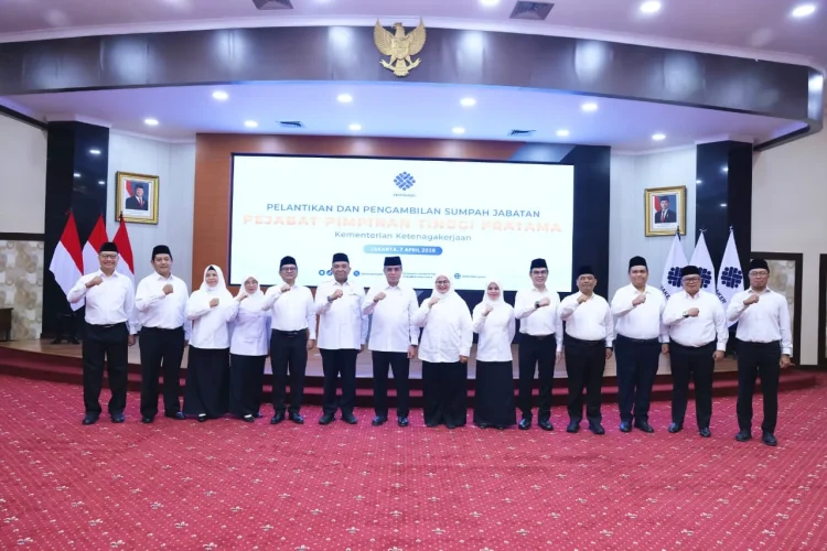 Yassierli Lantik 12 Pejabat Kemnaker, Perkuat Layanan untuk 155 Juta Angkatan Kerja di Era Digital
