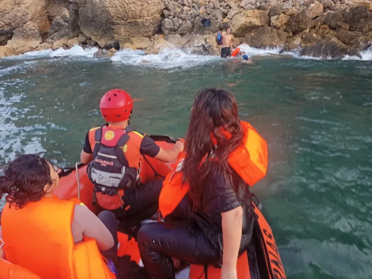 Dihantam Angin Kencang, Boat Wisata Terbalik di Perairan Ujong Pancu