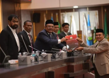 Gubernur Aceh Hadiri Paripurna DPRA, Terima Rekomendasi LKPJ 2025