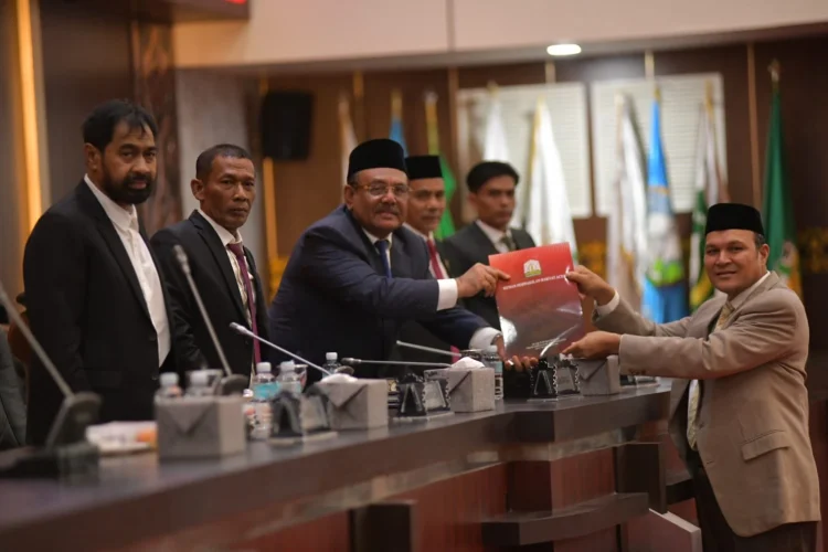 Gubernur Aceh Hadiri Paripurna DPRA, Terima Rekomendasi LKPJ 2025