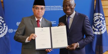 Menaker Serahkan Instrumen Asli Ratifikasi Konvensi ILO 188 ke Dirjen ILO