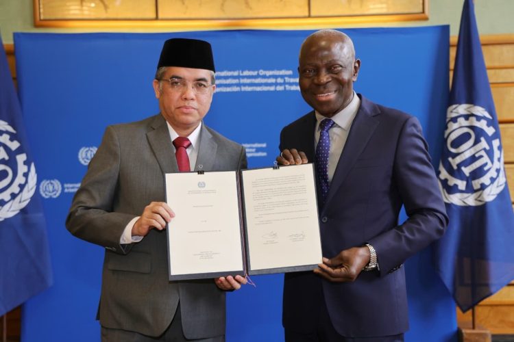 Menaker Serahkan Instrumen Asli Ratifikasi Konvensi ILO 188 ke Dirjen ILO