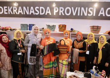 Ketua Harian Dekranas Serukan Aceh Bangkit saat Kunjungi Stand Dekranasda Aceh