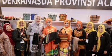 Ketua Harian Dekranas Serukan Aceh Bangkit saat Kunjungi Stand Dekranasda Aceh