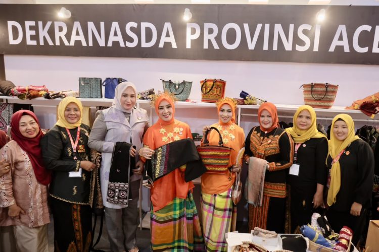 Ketua Harian Dekranas Serukan Aceh Bangkit saat Kunjungi Stand Dekranasda Aceh