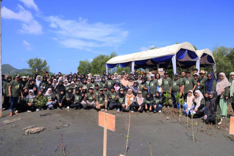 UKM PA Leuser USK Ikut Tanam 1.000 Mangrove di Pesisir Banda Aceh, Upaya Cegah Abrasi