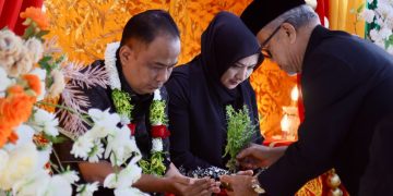 Kapolda Aceh Baru Irjen Pol Ruddi Setiawan Tiba di Aceh, Disambut Adat Peusijuek
