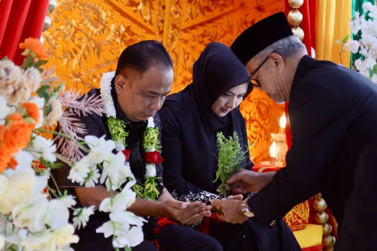 Kapolda Aceh Baru Irjen Pol Ruddi Setiawan Tiba di Aceh, Disambut Adat Peusijuek