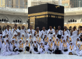 Jamaah @tabinatour berpose di dAepan Ka'bah setelah pelaksanaan tawaf.