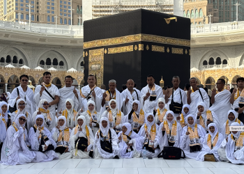 Jamaah @tabinatour berpose di dAepan Ka'bah setelah pelaksanaan tawaf.