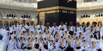 Jamaah @tabinatour berpose di dAepan Ka'bah setelah pelaksanaan tawaf.