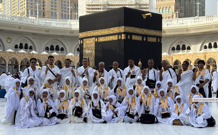 Jamaah @tabinatour berpose di dAepan Ka'bah setelah pelaksanaan tawaf.