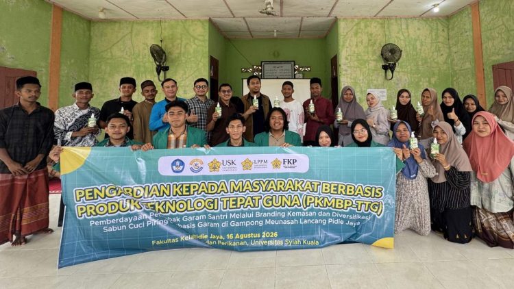 USK Dorong Santri Pidie Jaya Sulap Garam Lokal Jadi Sabun Cuci Piring