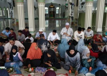 Dek Fadh di Maulid Teupin Raya: Teladani Akhlak Rasulullah, Peduli Anak Yatim
