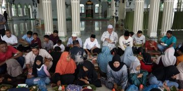 Dek Fadh di Maulid Teupin Raya: Teladani Akhlak Rasulullah, Peduli Anak Yatim