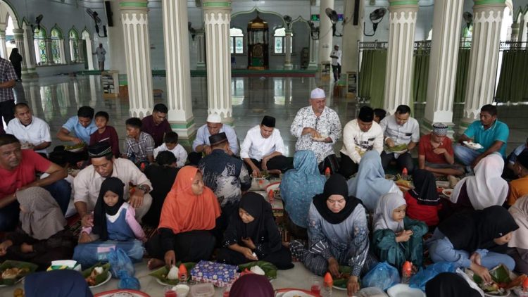 Dek Fadh di Maulid Teupin Raya: Teladani Akhlak Rasulullah, Peduli Anak Yatim