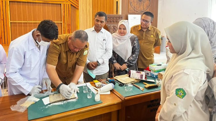 60 Mahasiswa Ilmu Perpustakaan UIN Ar-Raniry Praktik Restorasi Naskah Kuno di Museum Aceh