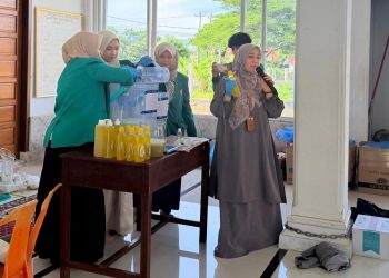 Belimbing Wuluh Disulap Jadi Sabun Cuci Piring, USK Berdayakan IRT Gampong Barabung