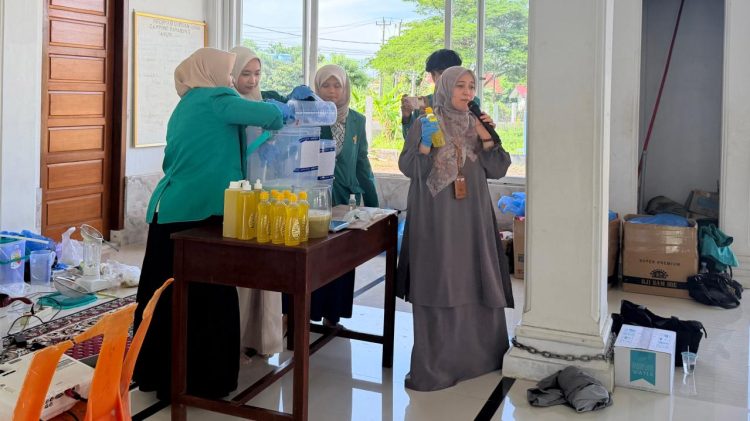 Belimbing Wuluh Disulap Jadi Sabun Cuci Piring, USK Berdayakan IRT Gampong Barabung