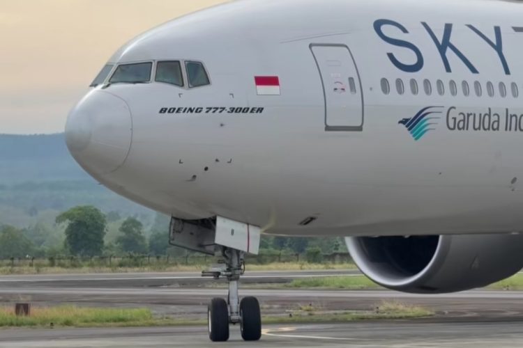 Abu Vulkanik Anak Krakatau Ganggu Penerbangan, Garuda Jeddah-Jakarta Dialihkan ke Bandara SIM