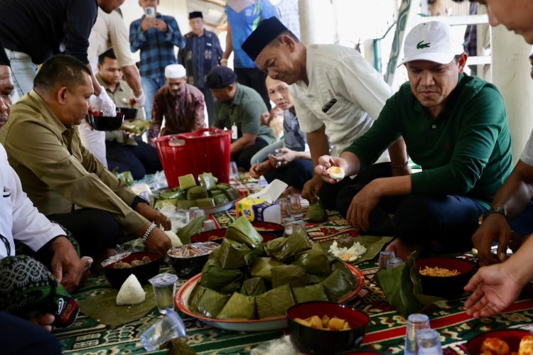 Maulid di Pidie Hidangan Bungkus Daun, Makan Bersama, dan Tradisi Berbagi Rezeki