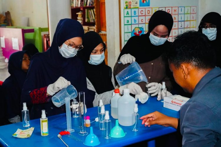 USK dan RUMAN Aceh Ajarkan Pelajar Cegah Penyakit Infeksi, dari PHBS hingga Bikin Hand Sanitizer