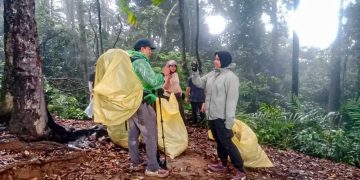 Gunung Seulawah Dipenuhi Sampah, Mapala Leuser USK dan HAkA Bawa Turun Sampah Pendaki