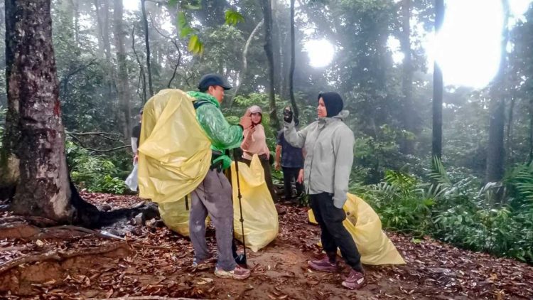 Gunung Seulawah Dipenuhi Sampah, Mapala Leuser USK dan HAkA Bawa Turun Sampah Pendaki