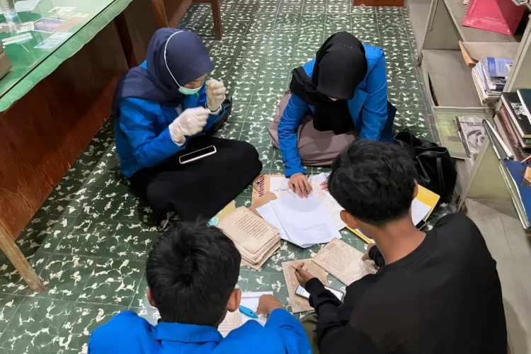 50 Mahasiswa BSA UIN Ar-Raniry Praktik Filologi, Telaah Manuskrip Kuno di Museum Ali Hasjmy