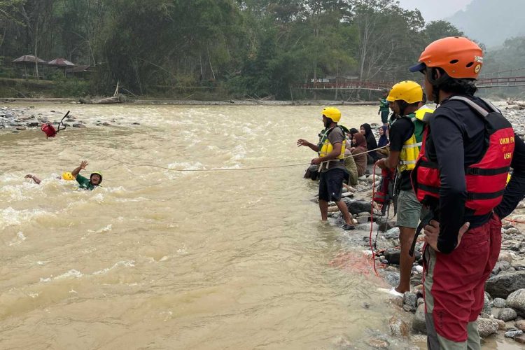 UKM PA Leuser USK Latih Warga Agusen Gayo Lues Teknik Penyelamatan di Sungai