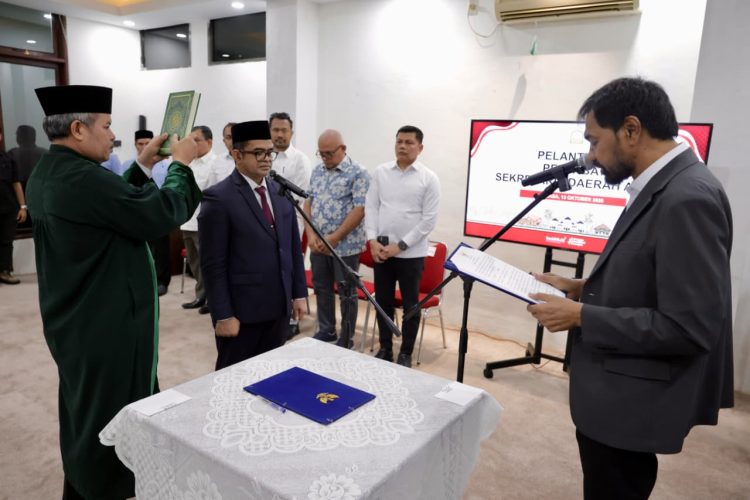 Mualem Lantik Taufik Jadi Pj Sekda Aceh